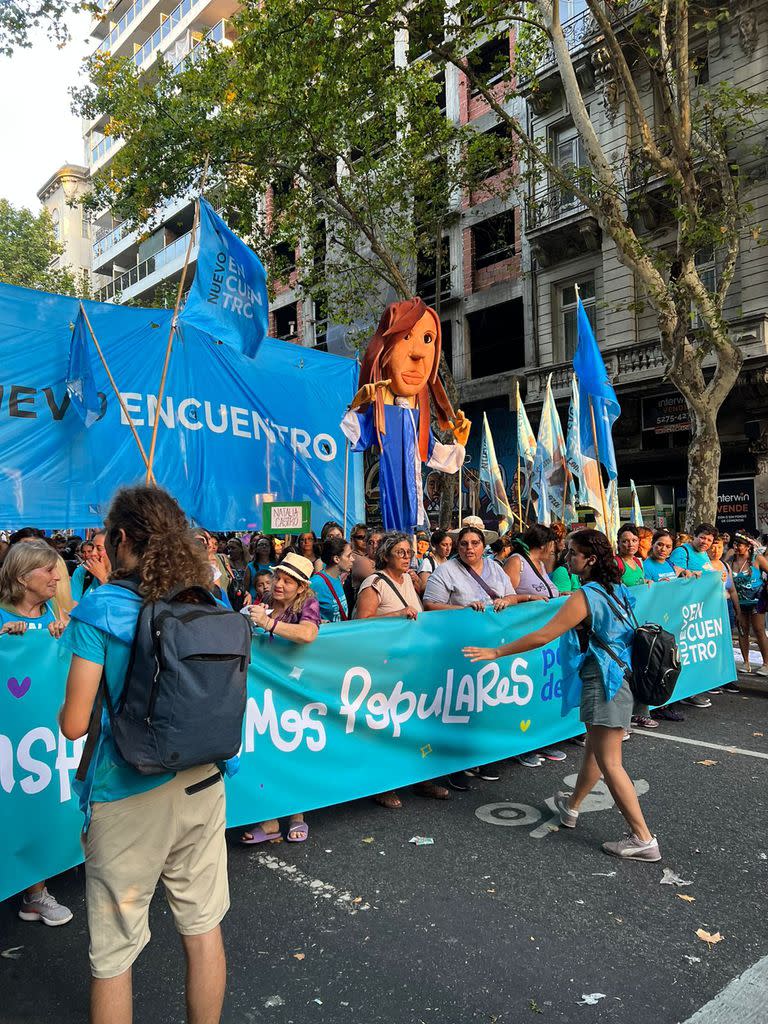 Una figura gigante de Cristina Kirchner encabezó una de las columnas de la marcha