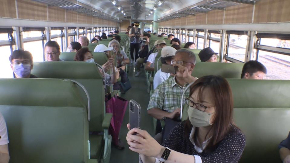 沒冷氣的車廂，乘客開著窗直接吹風，加上草綠色的座椅，復古的場景讓所有乘客手機拍個不停，甚至有日本鐵道迷特別來台灣朝聖。（圖／獨立特派員）