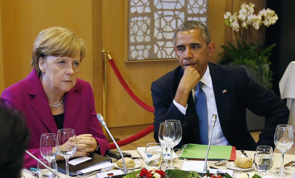 U.S. President Barack Obama (R) and German Chancellor Angela Merkel listen during the G7 Summit working dinner in Brussels June 4, 2014. The world's leading industrialized nations meet without Russia for the first time in 17 years on Wednesday, leaving President Vladimir Putin out of the talks in retaliation for his seizure of Crimea and Russia's part in destabilizing eastern Ukraine. REUTERS/Kevin Lamarque (BELGIUM - Tags: POLITICS BUSINESS)