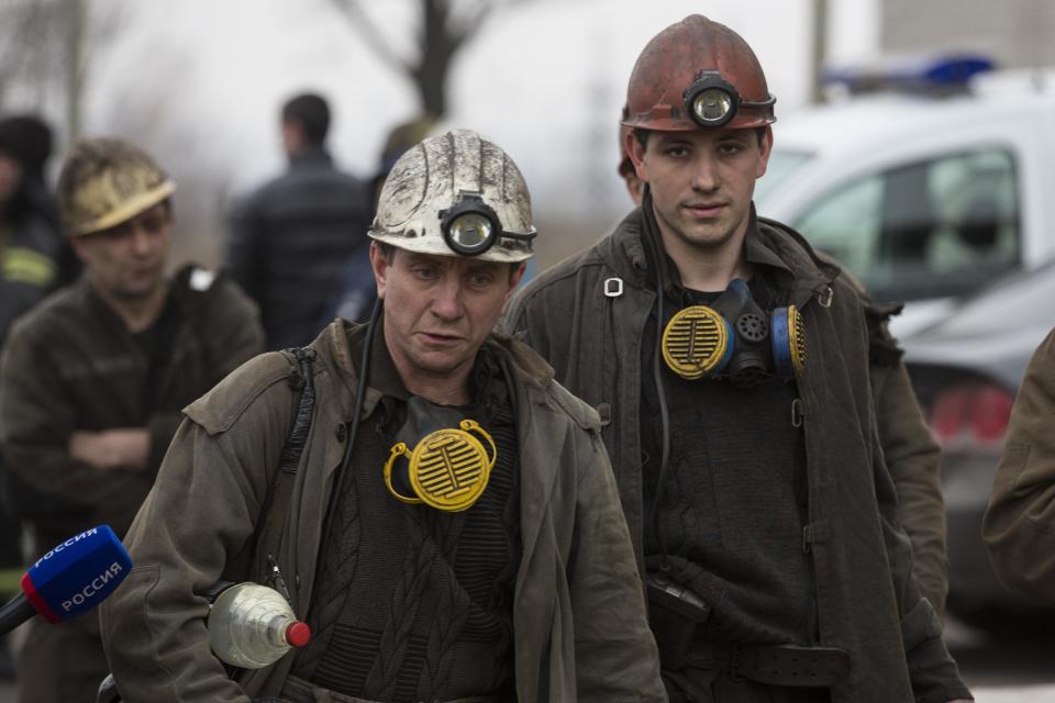 Miners arrive to help with the rescue effort in Zasyadko coal mine in Donetsk March 4, 2015. A blast at the coal mine in the eastern Ukrainian rebel stronghold of Donetsk killed more than 30 people, a local official said on Wednesday, with dozens more miners who were underground at the time unaccounted for. (REUTERS/Baz Ratner)