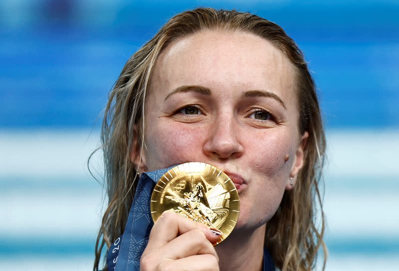 La nadadora sueca Sarah Sjoestroem besando su medalla de oro tras ganar la final de los 100 mts libres