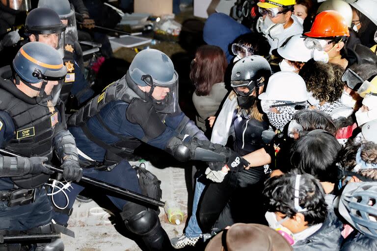 Choques en la University of California, Los Ángeles (UCLA), en las protestas pro palestinas. (Etienne LAURENT / AFP)