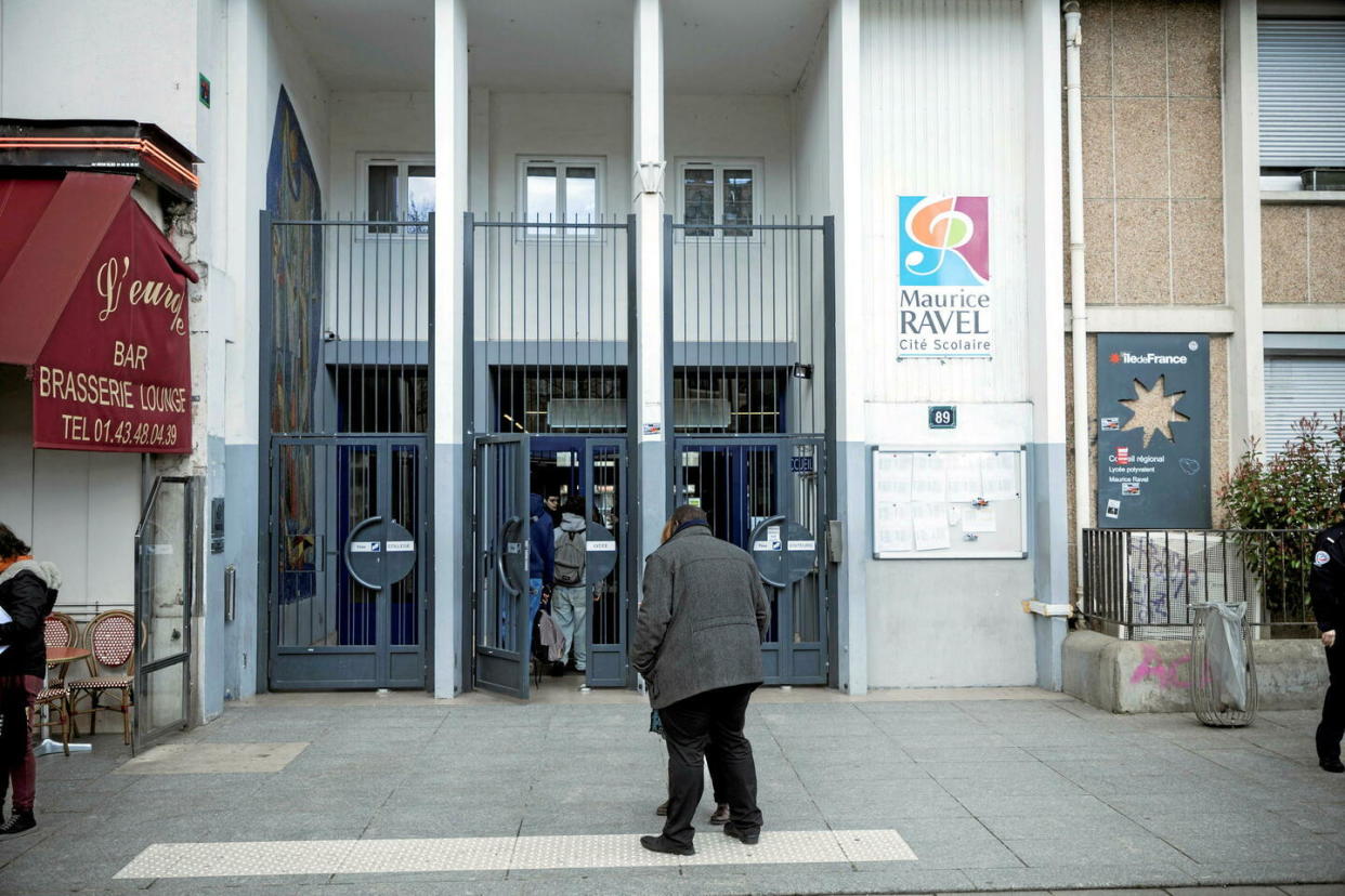 Le proviseur du lycée Maurice-Ravel à Paris a quitté ses fonctions mardi après avoir été menacé de mort, pour avoir appliqué la loi en demandant à une élève de retirer son voile.  - Credit:Mael Garnier/SIPA