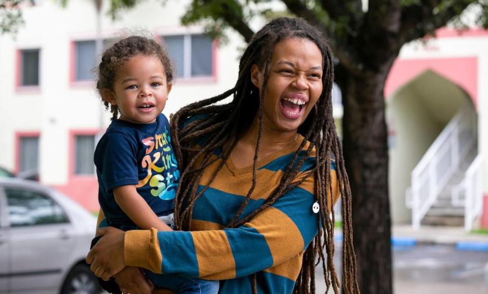 Joanyah Saintus, de 26 años, y su hijo, Asterio Saintus, de 3, asisten a una conferencia de prensa organizada por The Children's Trust en los Alice Brown Apartments de la Community Development Corporation de Opa-locka, el martes 14 de junio de 2022, en Opa-locka, Florida. MATIAS J. OCNER mocner@miamiherald.com
