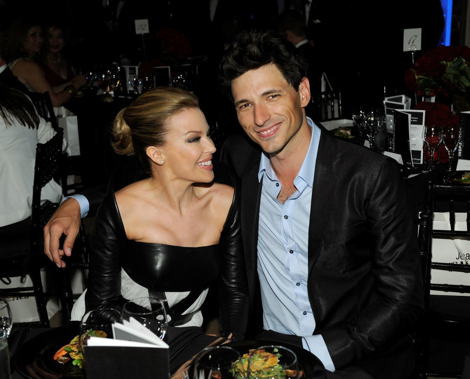 Kylie Minogue y Andrés Velencoso en la amfAR Gala de 2010. (Foto: Larry Busacca / Getty Images)