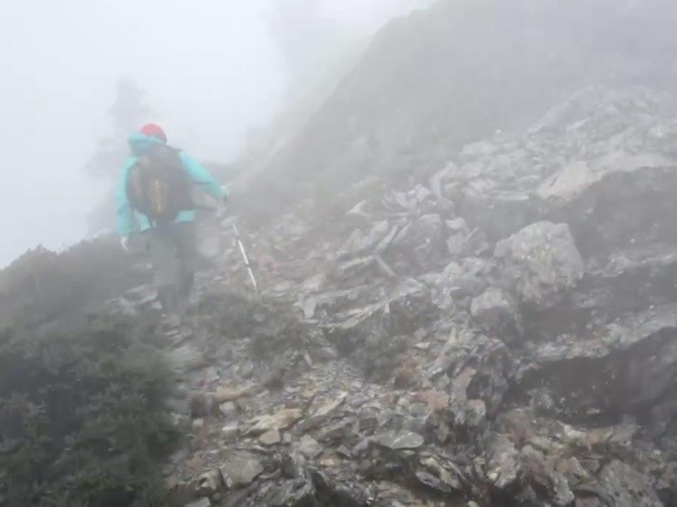 一對登山社夫婦攀登玉山南峰失聯，高雄市消防局和玉山國家公園管理處均派員上山搜尋。（圖：玉山國家公園管理處提供）