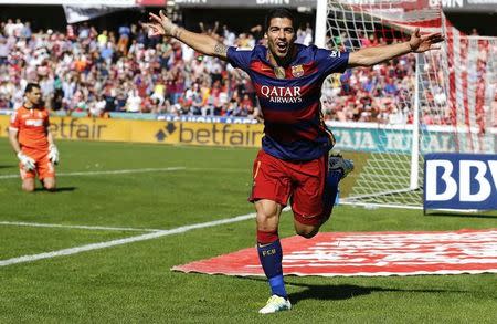 Football Soccer - Granada v Barcelona - Spanish Liga BBVA - Los Carmenes stadium, Granada, Spain - 14/05/16 Barcelona's Luis Suarez celebrates his second goal. REUTERS/Marcelo Del Pozo