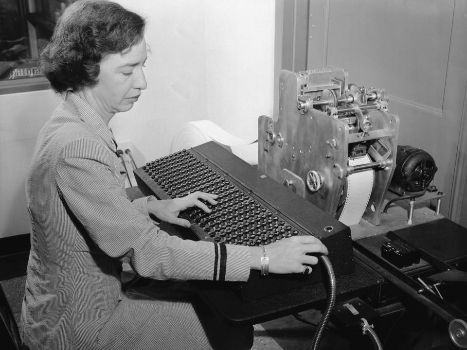 grace hopper using an early computer