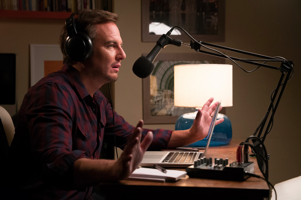 Executive producer Will Arnett guest stars as podcast host Sam Keurig in episode 3 of ‘Hot Date’ (Photo: Pop)