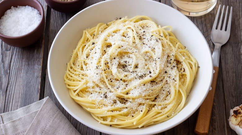 bowl of cacio e pepe spaghettit