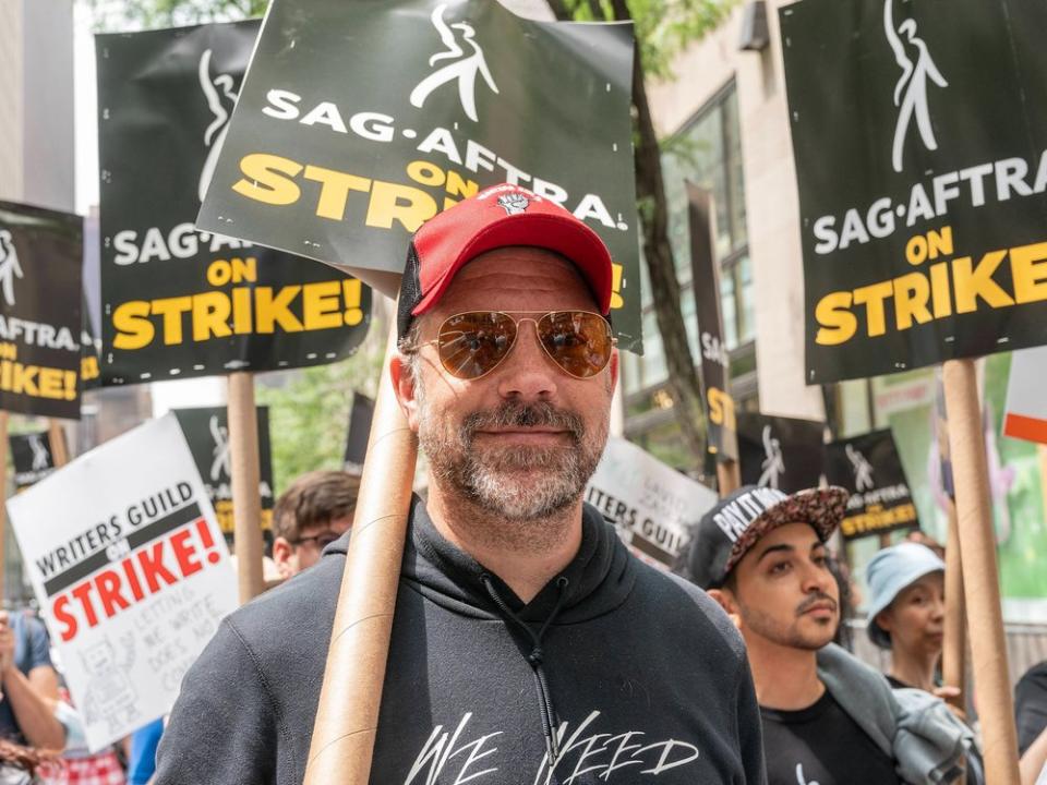 Schauspieler Jason Sudeikis demonstrierte in New York vor dem Rockefeller Center. (Bild: imago/Pacific Press Agency)