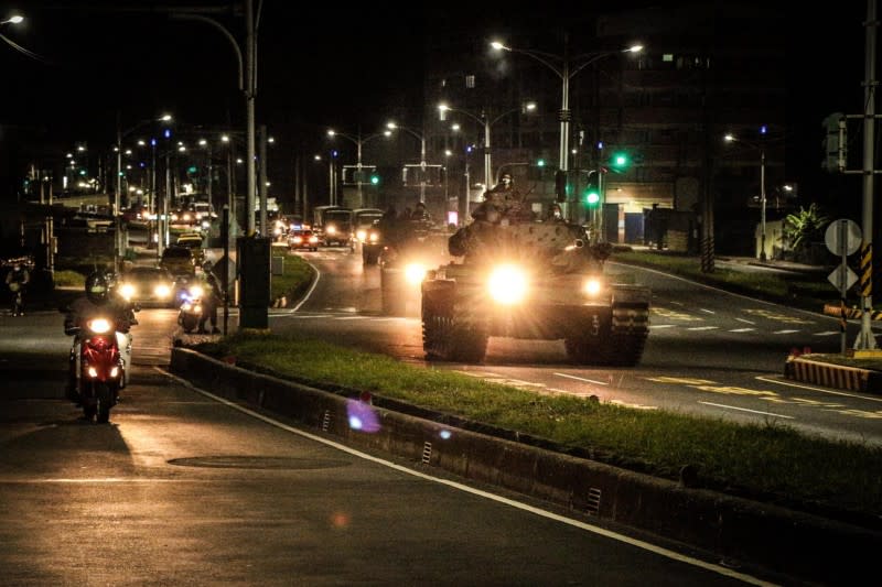 多輛M60A3戰車在深夜時分，行駛在營外道路，和路邊民車形成強烈對比。（取自中華民國海軍陸戰隊臉書）