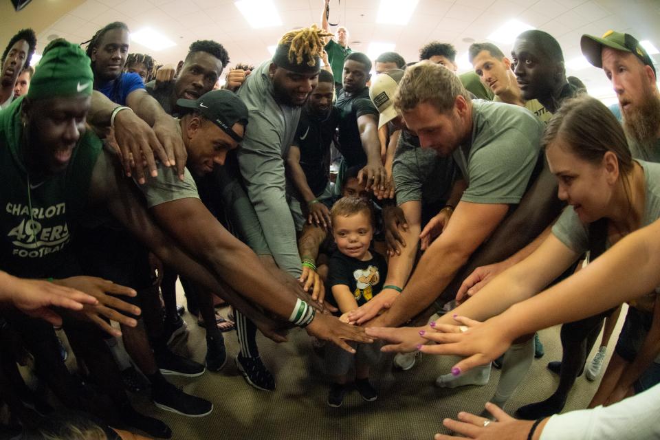 Noah Hall gets in the huddle with the Pittsburgh Steelers.