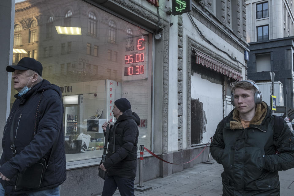 Una tienda muestra la caída de la tasa de cambio del rublo en Moscú, el 28 de febrero de 2022. (The New York Times)