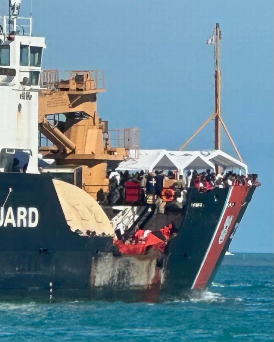 Cientos de inmigrantes cubanos se alinean en la cubierta de un barco de la Guardia Costera de EEUU cuando se acerca a Cayo Hueso, Florida, el jueves 5 de enero de 2022.