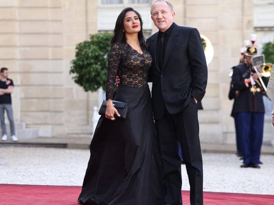 Salma Hayek mit ihrem Ehemann François-Henri Pinault beim Staatsbankett im Élysée-Palast. (Bild: imago/MAXPPP)