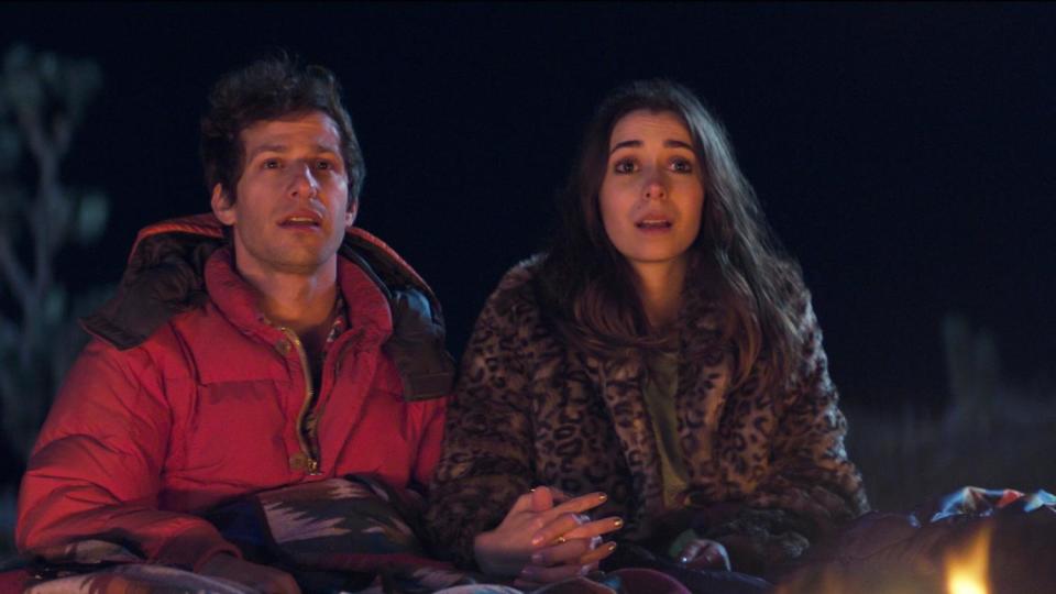 Nyles (Andy Samberg) and Sarah (Cristin Milioti), shown in "Palm Springs".