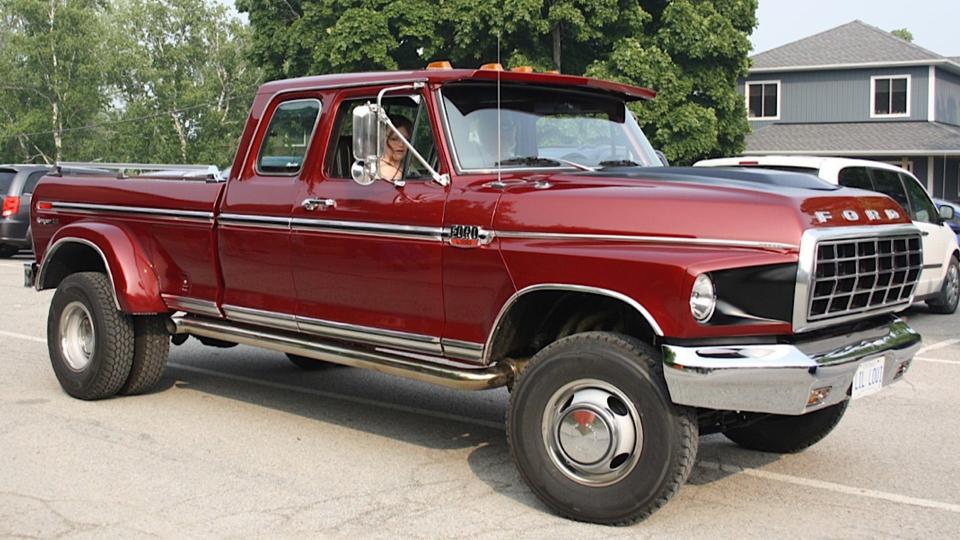 1975 Ford Dually Has a Semi-Truck Face That Took Years to Build By Hand photo