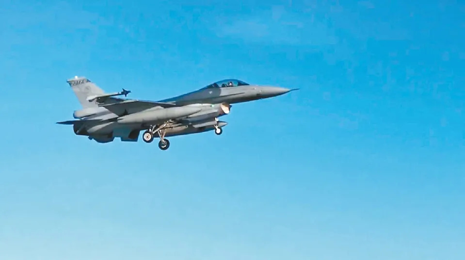 國軍漢光卅八號實兵演習昨天登場，掛載飛彈的F-16V轉場降落台東志航基地。記者尤聰光／攝影