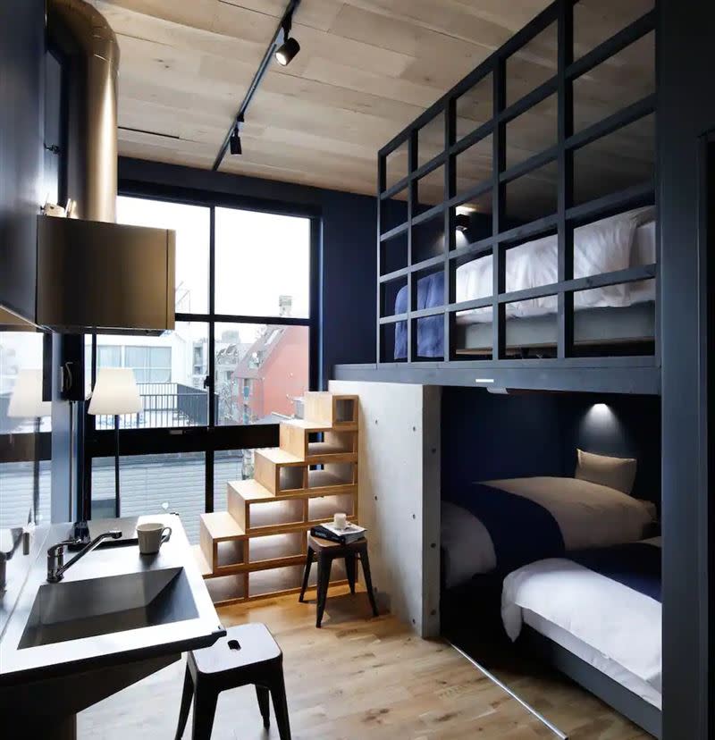 HOTEL ARCSENS每個房間各自擁有四張大床。（圖／Airbnb提供）