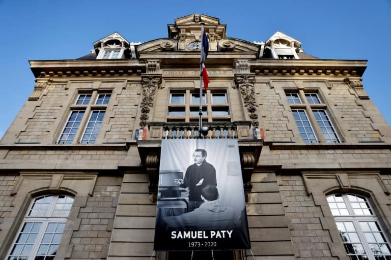 Un portrait de Samuel Paty est affiché sur la façade de la mairie de Conflans-Sainte-Honorine, dans les Yvelines, le 3 novembre 2020 - Thomas COEX © 2019 AFP