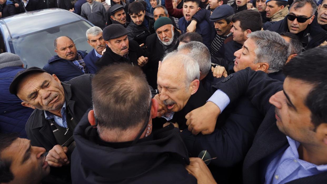 Kilicdaroglu ist auf der Beerdigung eines Soldaten in Ankara angegriffen worden. Foto: AP