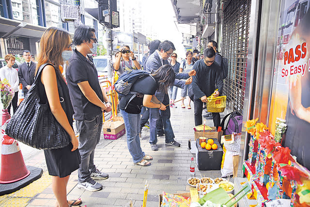 深水埗長沙灣道車禍釀3死30傷，死者家屬作到現場路祭。（黃傑偉攝）