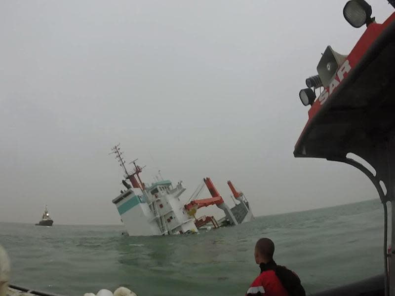 Der verunglückte Frachter «Flinterstar» vor der belgischen Küste im Begriff zu sinken. Foto: Vbzr