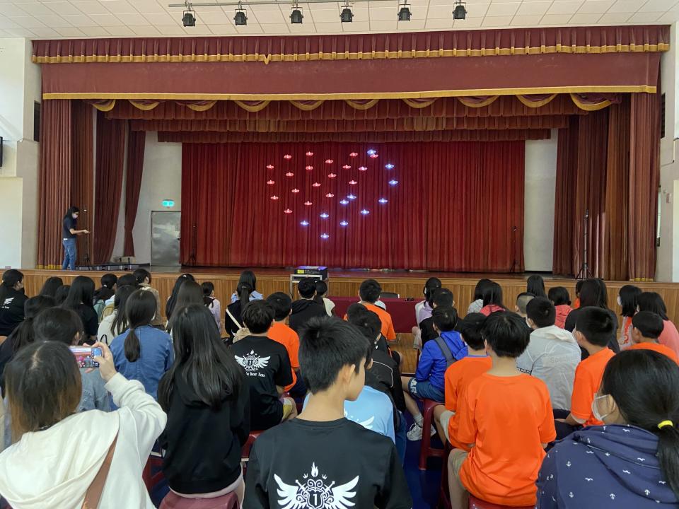 長樂國小六年級師生開心體驗二信科技課程收穫滿行囊，圖為無人機群非展演/記者宋吉清拍照