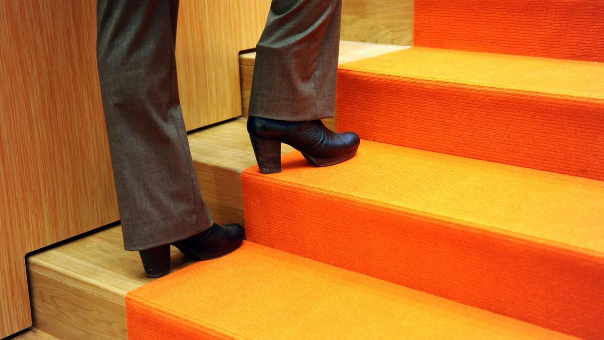 Wer die Treppe statt des Fahrstuhls nimmt, tut seinen Venen etwas Gutes. Foto: Britta Pedersen/Symbolbild