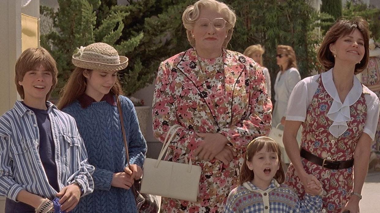 Robin Williams, Sally Field, Lisa Jakub, Matthew Lawrence, and Mara Wilson in "Mrs. Doubtfire."