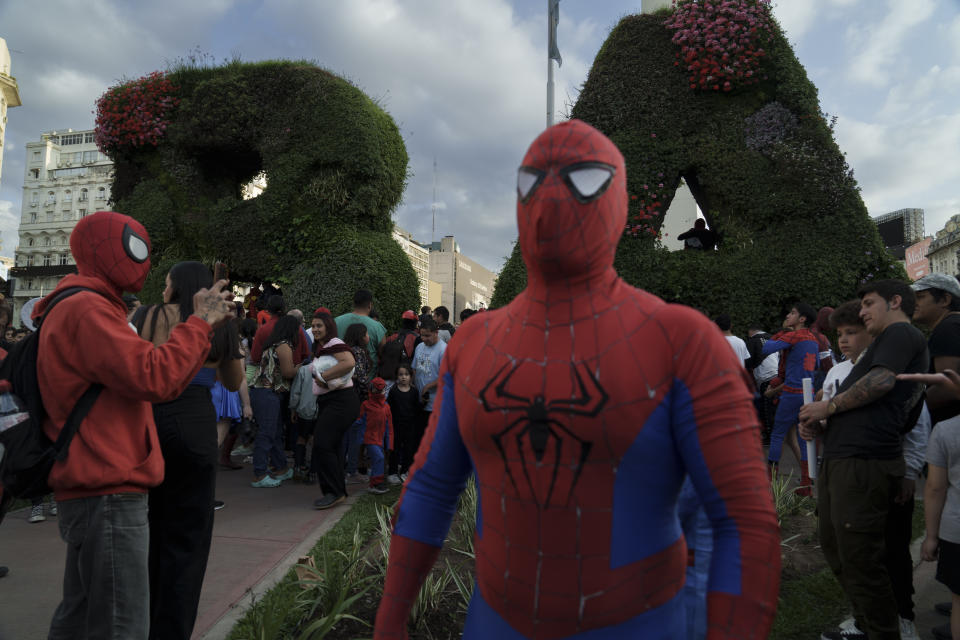 In Buenos Aires versammeln sich Spiderman-Kostümträger*innen für einen Weltrekord-Versuch. (Bild: Getty Images)