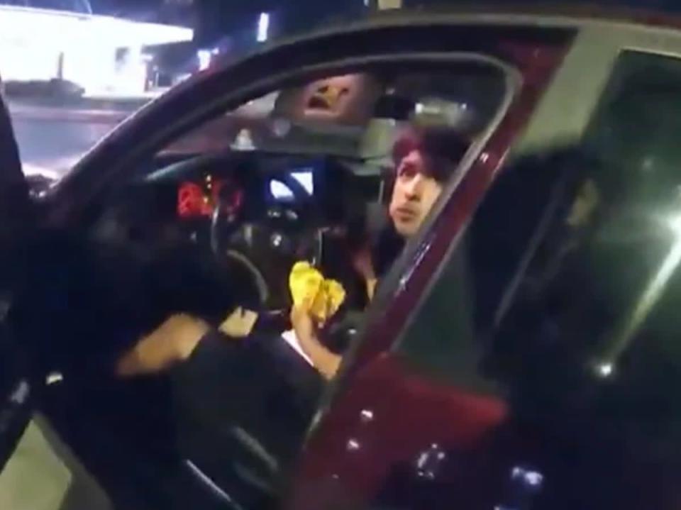 Eric Cantú, de 17 años, recibió la orden de dejar su vehículo en el estacionamiento de McDonald's (Captura de pantalla/Noticias NBC)