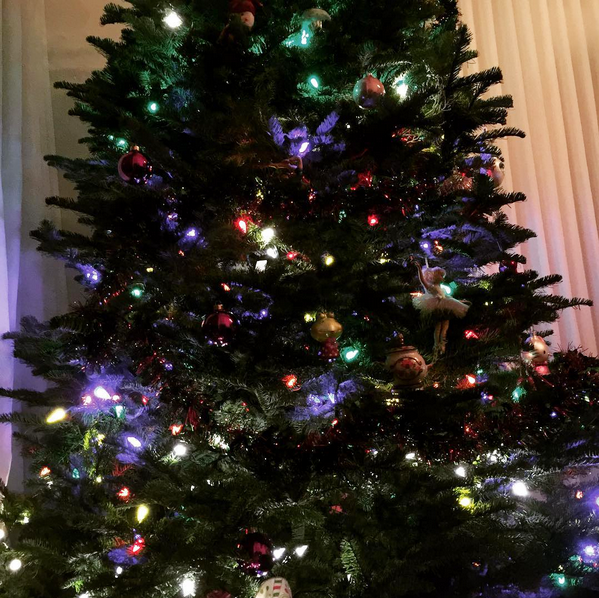 Katie Holmes’s classic Christmas tree