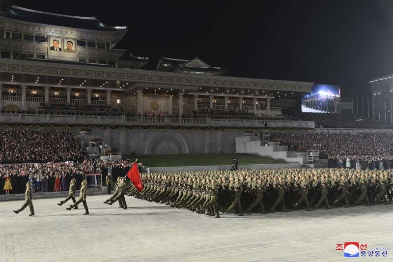 北韓的朝鮮人民軍方隊正通過閱兵台。（美聯社）