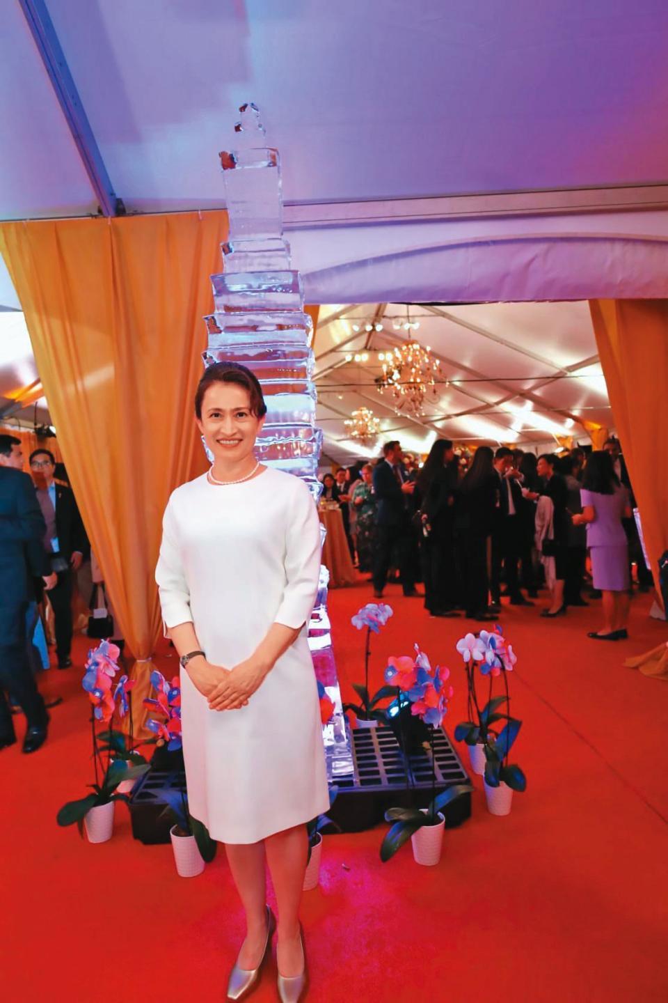 蕭美琴今年出席國慶酒會，分享中華民國台灣民主發展歷程。她身著一襲白洋裝，是台灣設計師GIOIA PAN的作品。（翻攝蕭美琴臉書）