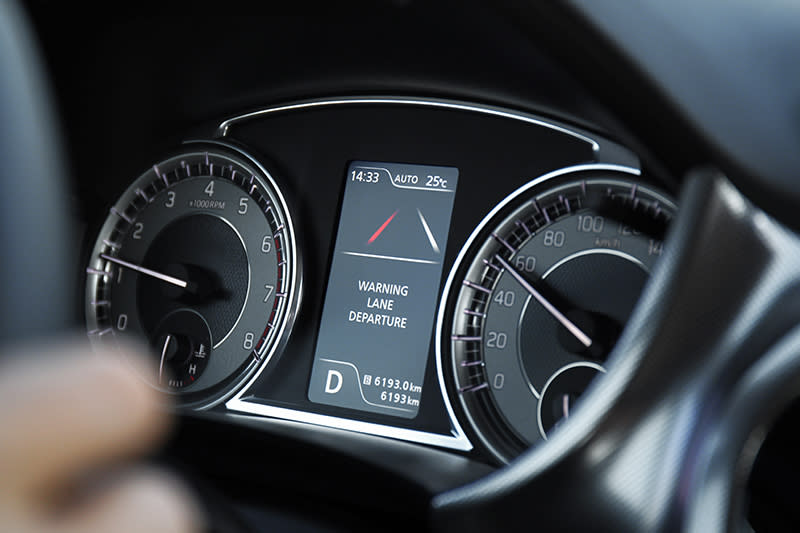 LDWS車道偏離警示系統可在60km/h以上嚴密監控車行動態，一旦左偏右移甚至碾壓車道分隔線，系統即以儀錶警告圖示與方向盤震動方式提醒駕駛者注意。