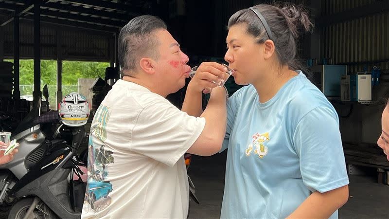 董至成跟女員工喝交杯酒。（圖／民視提供）