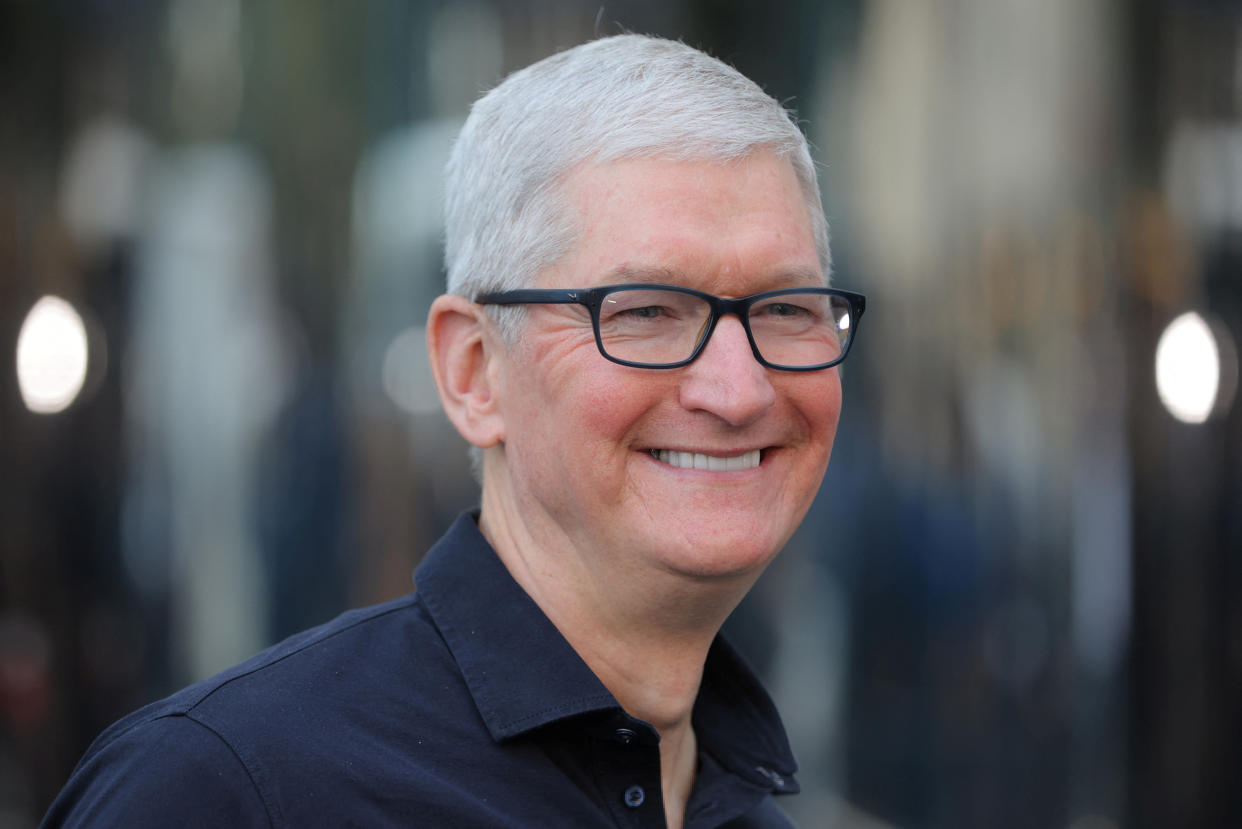 Apple CEO Tim Cook visits the Apple Fifth Avenue store for the release of the Apple iPhone 14 range in Manhattan, New York City, U.S., September 16, 2022.  REUTERS/Andrew Kelly