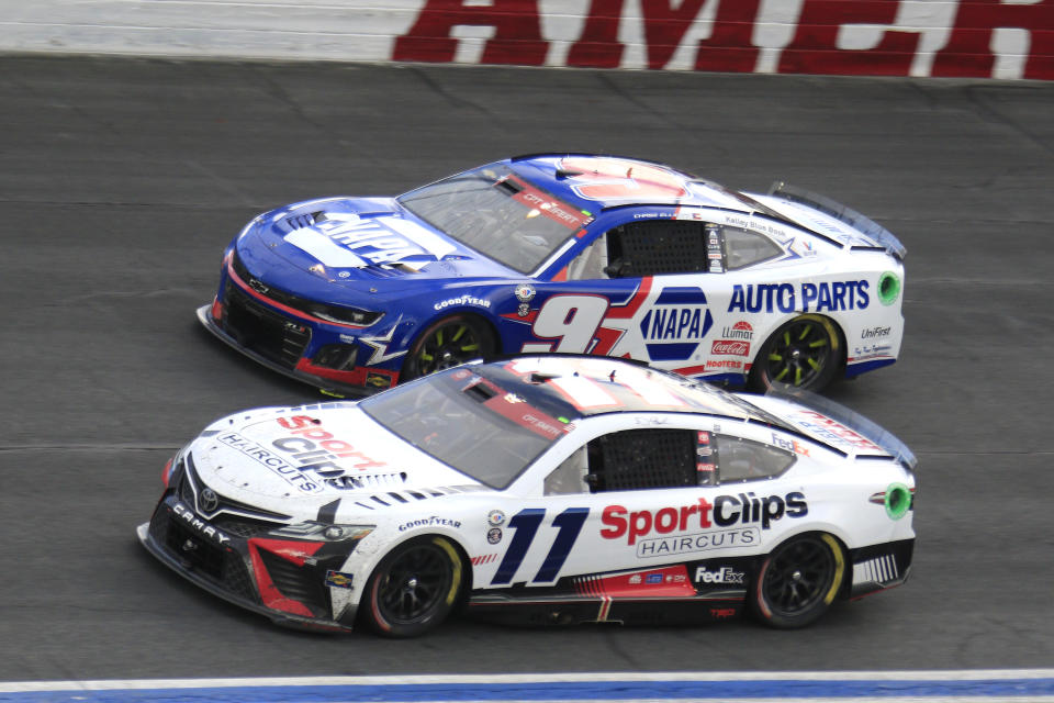 Denny Hamlin (11) y Chase Elliott (9) antes de su incidente en la pista.  (Jeff Robinson/Icon Sportswire vía Getty Images)