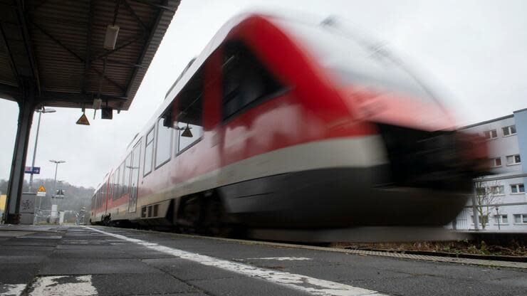 03.12.2019, Nordrhein-Westfalen, Herdecke: Ein Nahverkehrszug verlässt den Bahnhof Herdecke. Mit einem attraktiveren Angebot im öffentlichen Personennahverkehr soll der Umstieg vom Auto auf Busse und Bahnen beschleunigt und der Klimaschutz verbessert werden. Ein entsprechendes Maßnahmenpaket für Nordrhein-Westfalen will das Landeskabinett beschließen. Foto: Bernd Thissen/dpa +++ dpa-Bildfunk +++ Foto: dpa