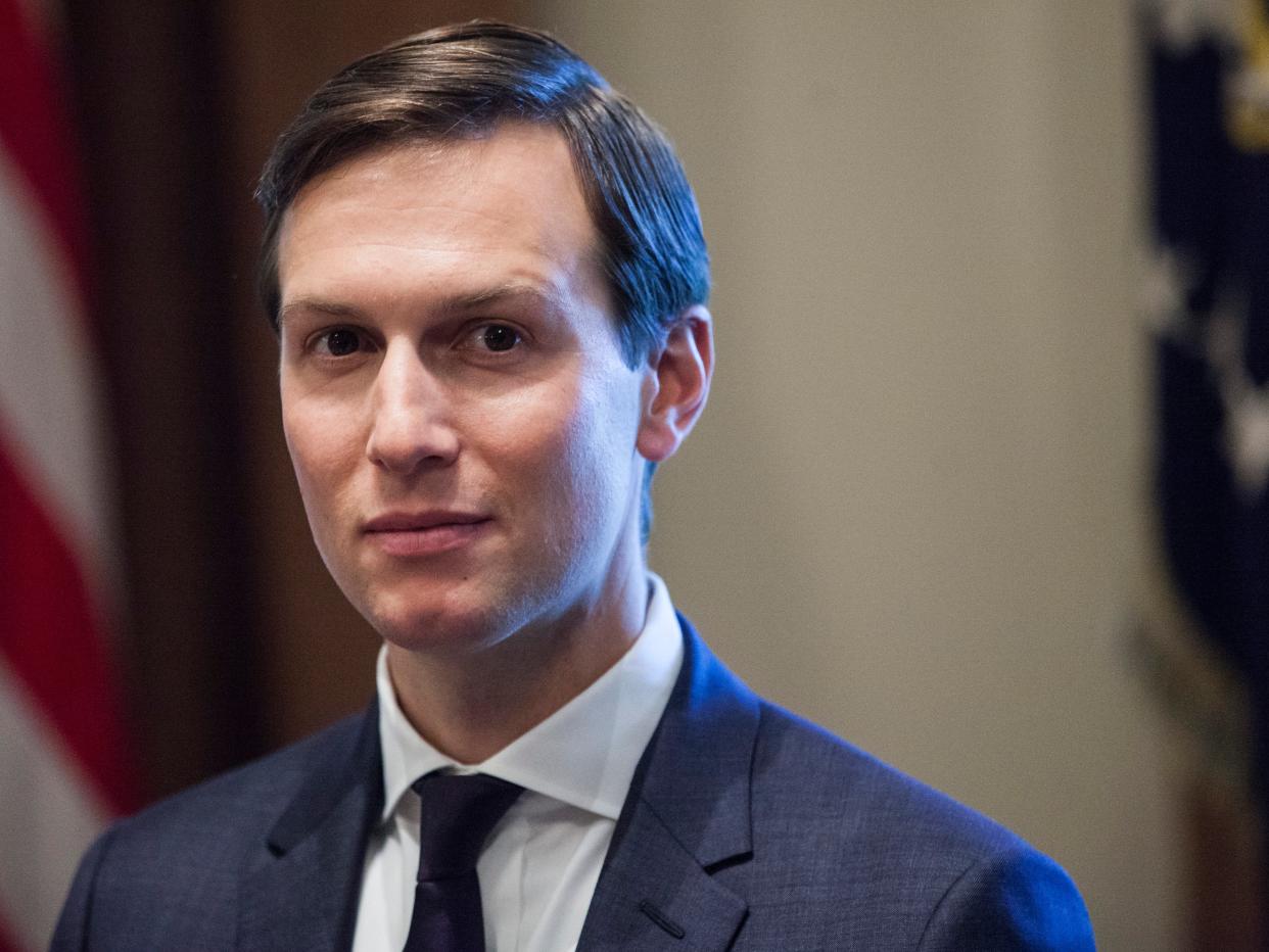 El asesor principal de la Casa Blanca, Jared Kushner, escucha mientras el presidente de los Estados Unidos, Donald Trump, mantiene una reunión bilateral con Saad Hariri, primer ministro del Líbano, en la Oficina Oval de la Casa Blanca el 25 de julio de 2017. (Getty Images)