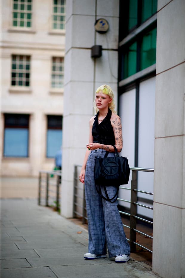 <p>On the street at London Fashion Week Spring 2022. </p><p>Photo: Imaxtree</p>