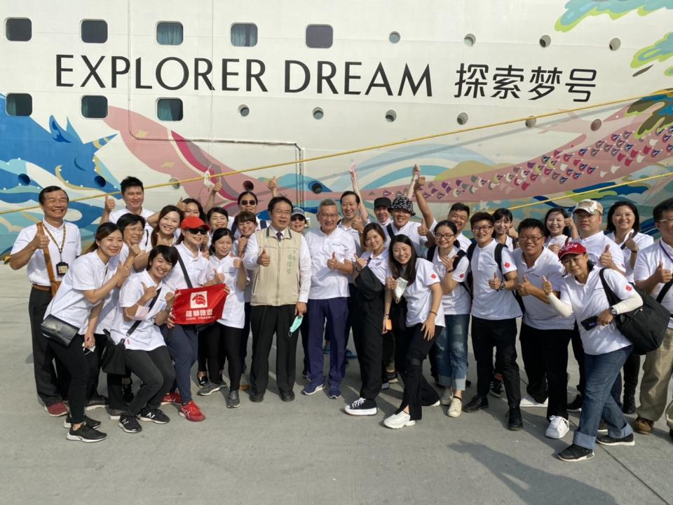 黃偉哲市長親迎首批到訪的郵輪旅客。   圖：台南市觀旅局／提供