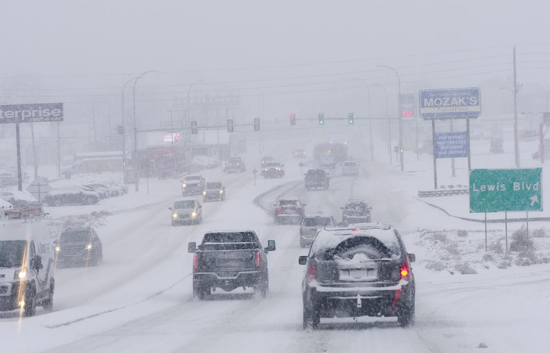 Snow falls in Sioux City, Iowa, on Monday. (Jerry Mennenga/ZUMA Press Wire)
