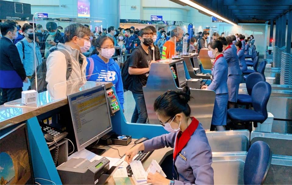 邊境逐步鬆綁，機場再現出國人潮，航空業者說：主要是商務差旅，邊境沒有全開，旅客觀光團仍是少數（圖/取自華航臉書）