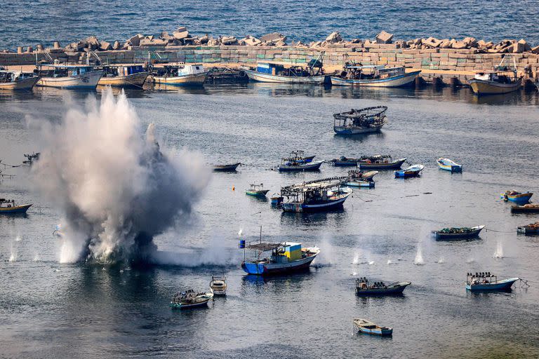 Proyectiles provenientes del bombardeo israelí caen en el agua en el puerto marítimo de la Ciudad de Gaza el 11 de octubre de 2023.