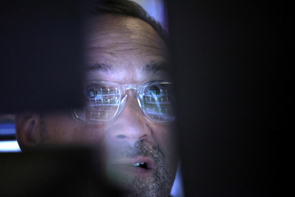 Рыночная информация отражается в очках трейдера, работающего в торговом зале Нью-Йоркской фондовой биржи (NYSE) на Манхэттене, Нью-Йорк, США, 13 сентября 2022 г. REUTERS/Andrew Kelly
