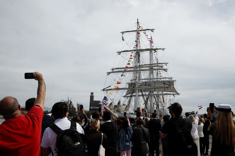 El velero Belem parte con la llama olímpica de Grecia para los Juegos de París, desde el puerto de El Pireo, Grecia