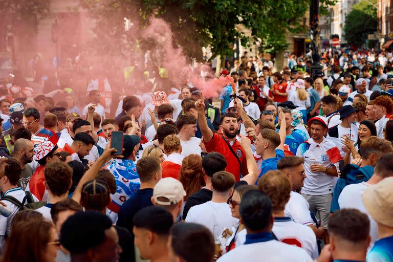 Los fanáticos ingleses en las inmediaciones del olímpico, previo al ingreso al estadio